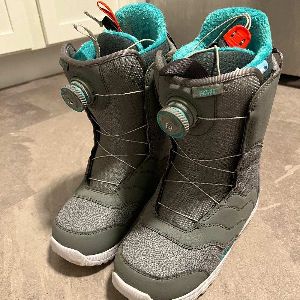 Women’s Burton snowboard boots